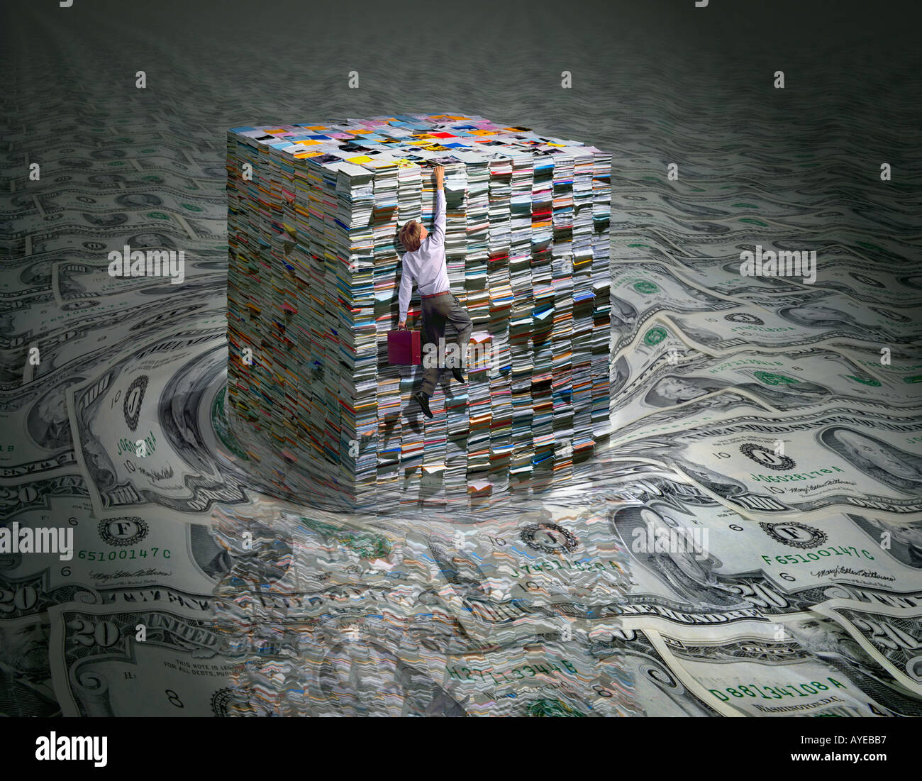 Businessman accrochant sur papier grand cube dans la mer d'argent Banque D'Images