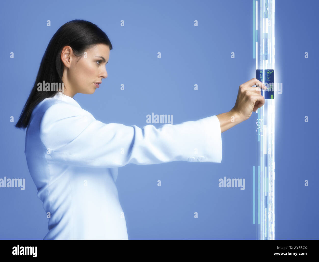 Femme à l'aide d'une carte clé Banque D'Images