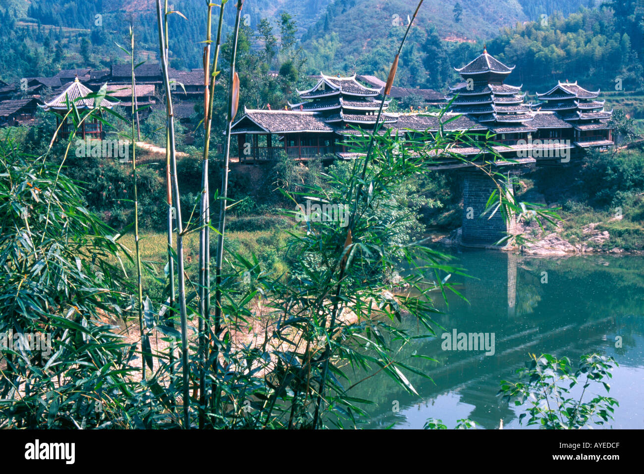 Tradiitional style Dong Pont du vent et de la pluie dans la province de Guangxi Chine Banque D'Images