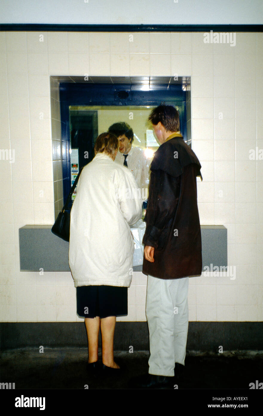 Les personnes qui achètent des billets à fenêtres Billet de train en Angleterre Surrey Epsom Banque D'Images