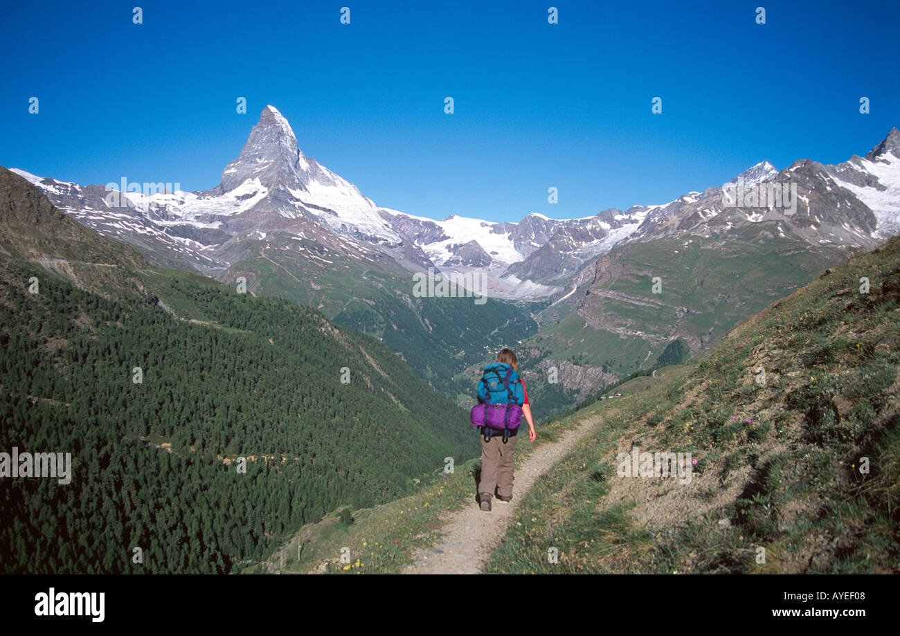 Walker sur la piste de Grindijsee sous le Cervin, Valais, Alpes Suisses, Suisse Banque D'Images