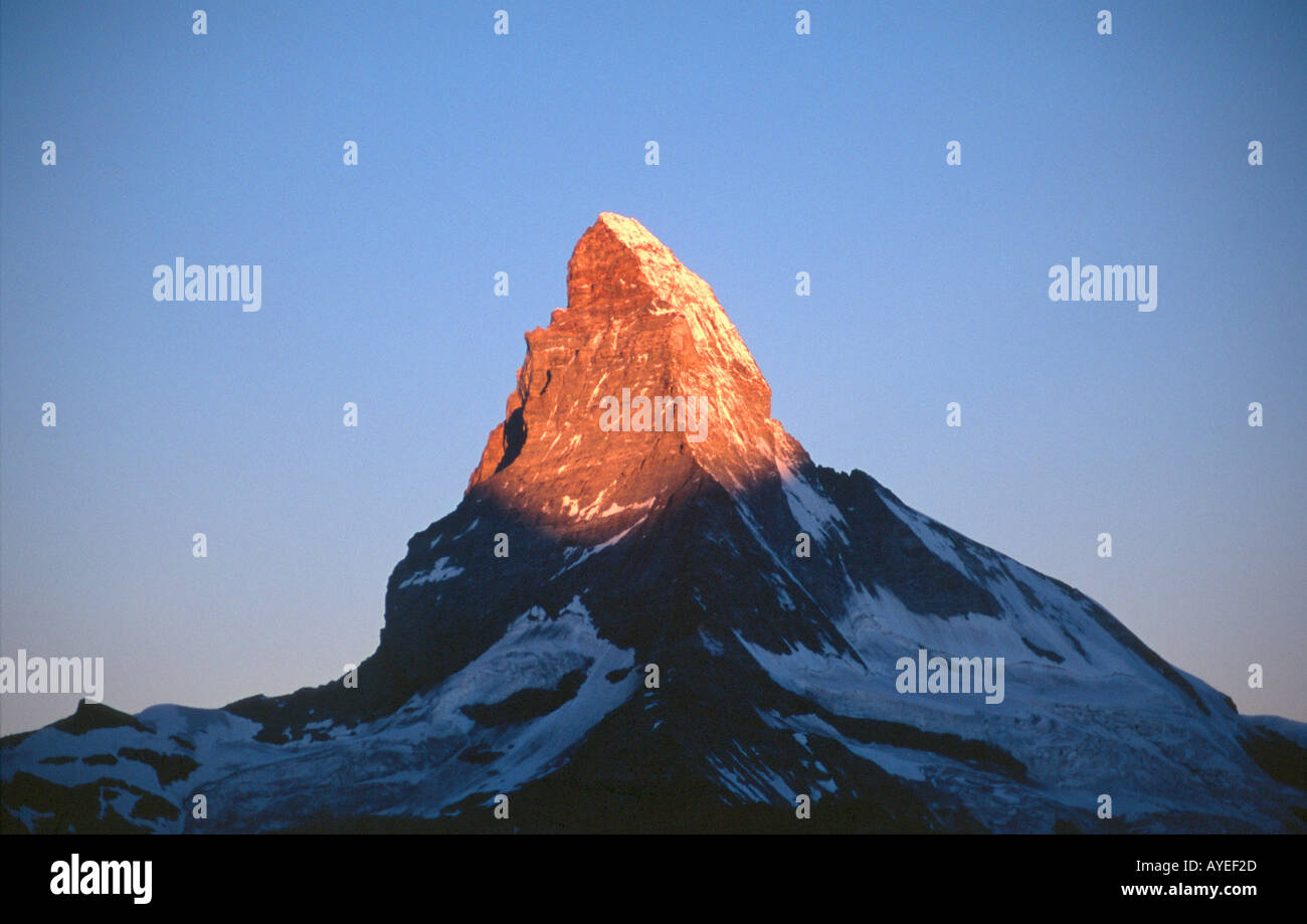 La première lumière touche le sommet du Cervin, 4478m, Valais, Alpes Suisses, Suisse Banque D'Images