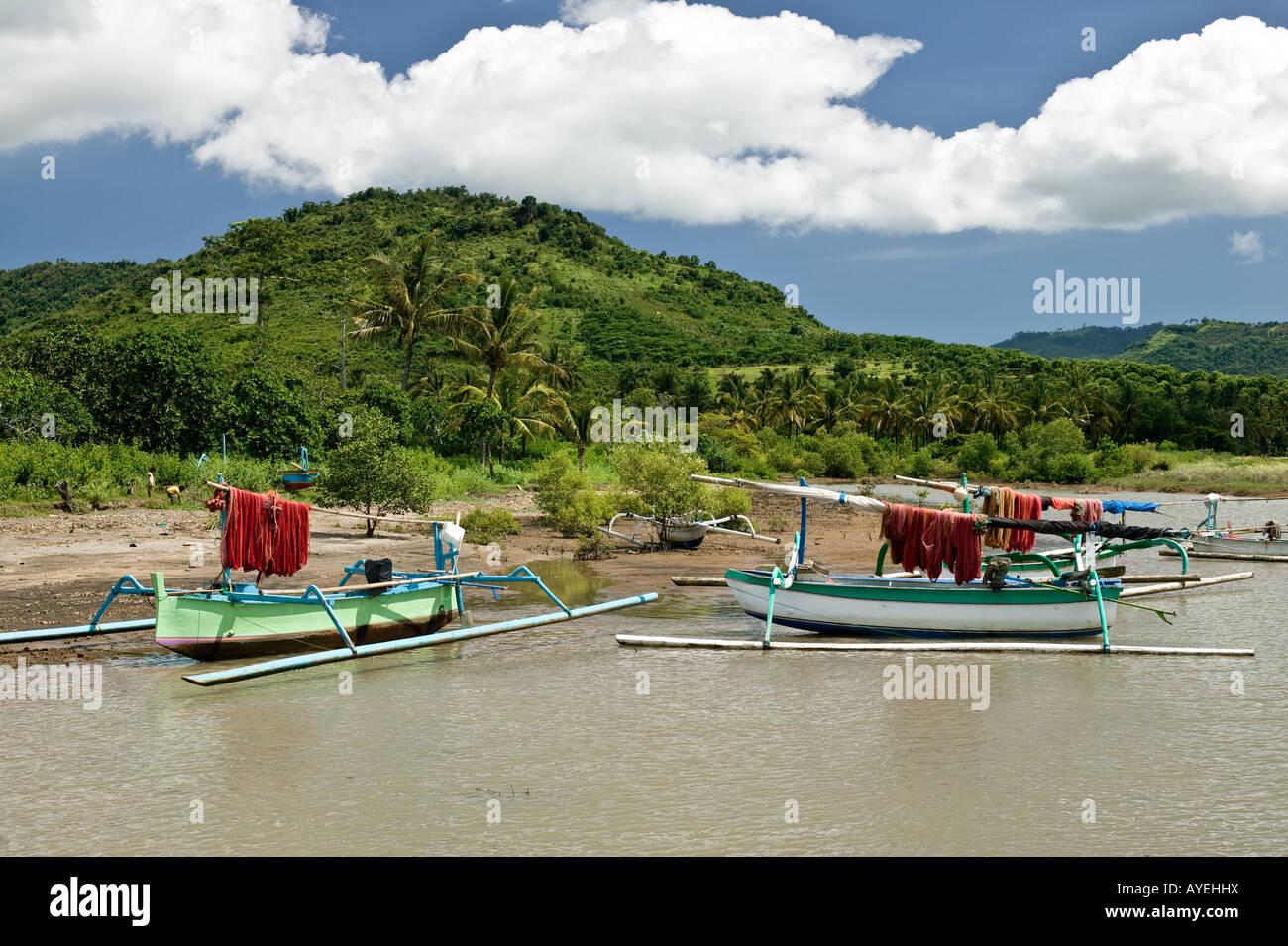 Praos malais de pêcheurs indonésiens en lagune près de Tuan Lombok Banque D'Images