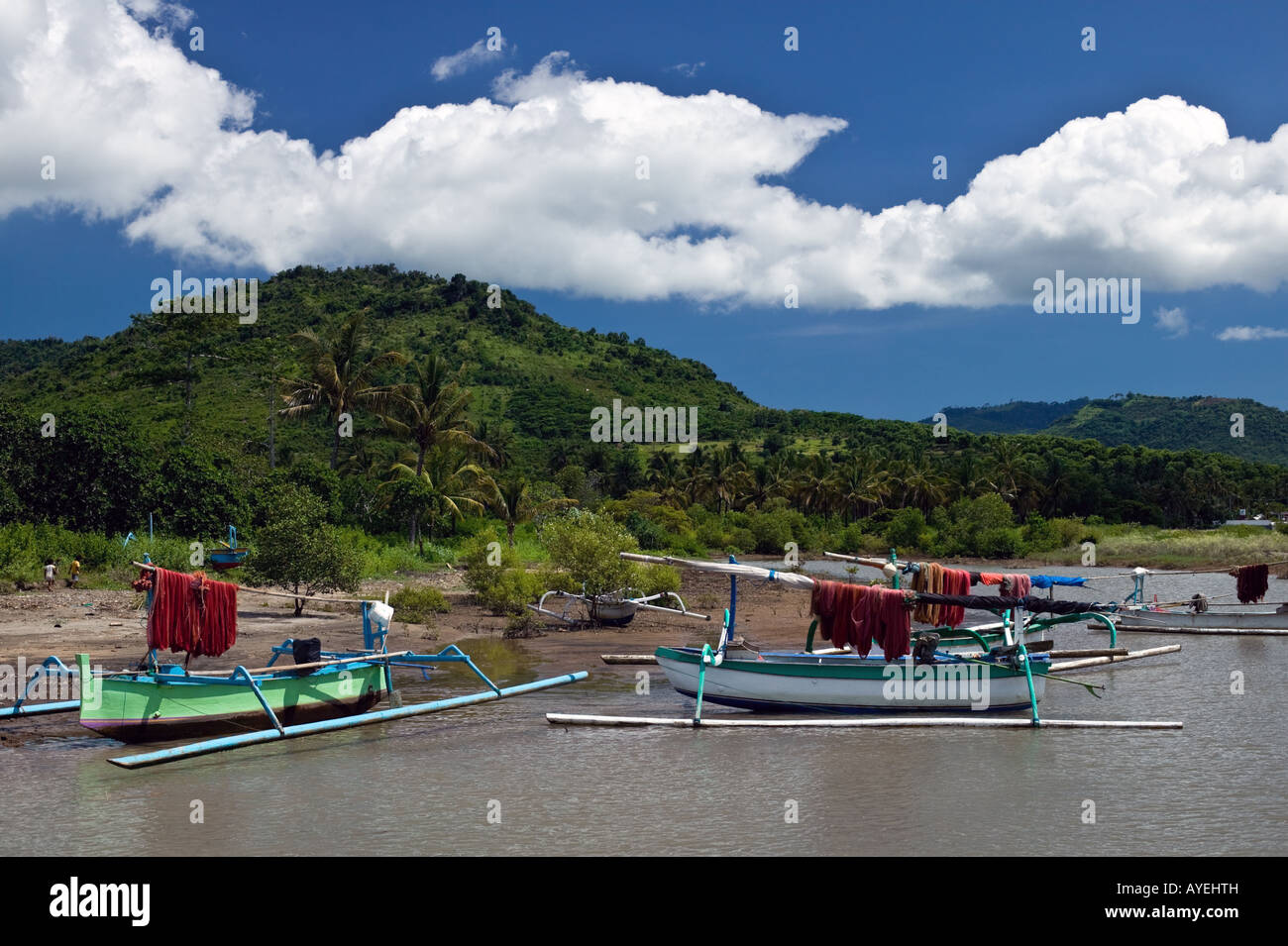 Praos malais de pêcheurs indonésiens en lagune près de Tuan Lombok Banque D'Images