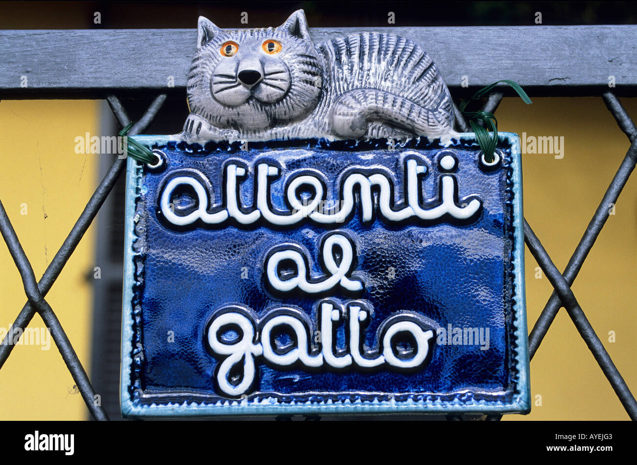 Panneau D Avertissement De Chat Attenti Al Gallo Sur Les Garde Corps A Cannero Riviera Sur Le Cote Ouest Du Lac Majeur Photo Stock Alamy Panneau D Avertissement De Chat Attenti Al Gallo Sur Les Garde Corps A Cannero Riviera Sur Le Cote Ouest Du Lac Majeur Photo Stock Alamy