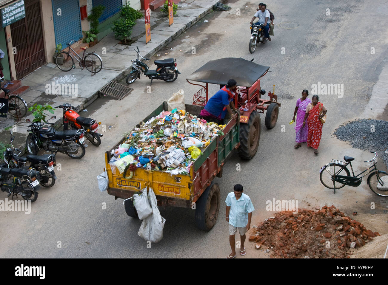 Camion à ordures à Pondicherry Inde du Sud Banque D'Images