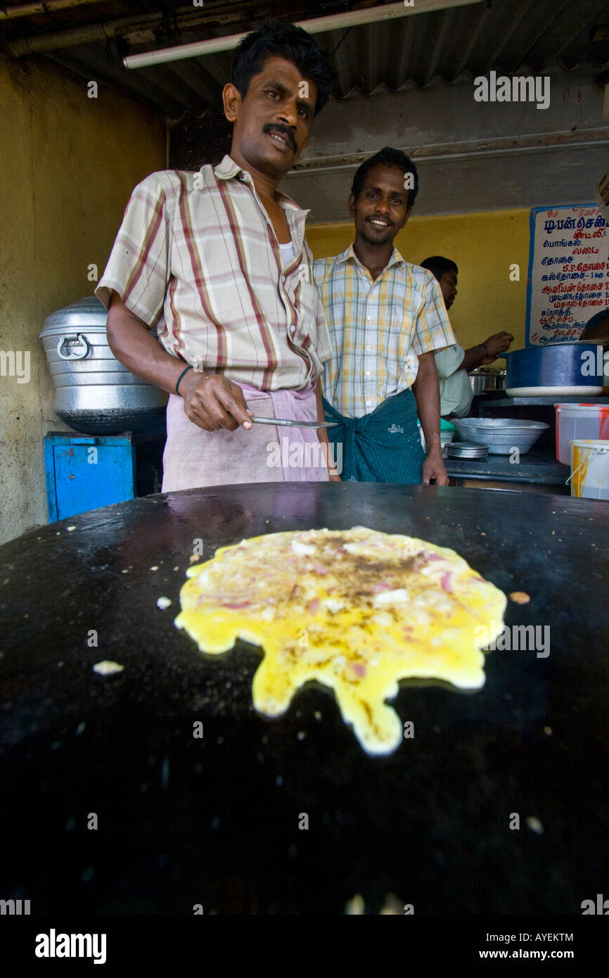 Street Food Vendor poêle une omelette dans Mamallapuram Inde du Sud Banque D'Images