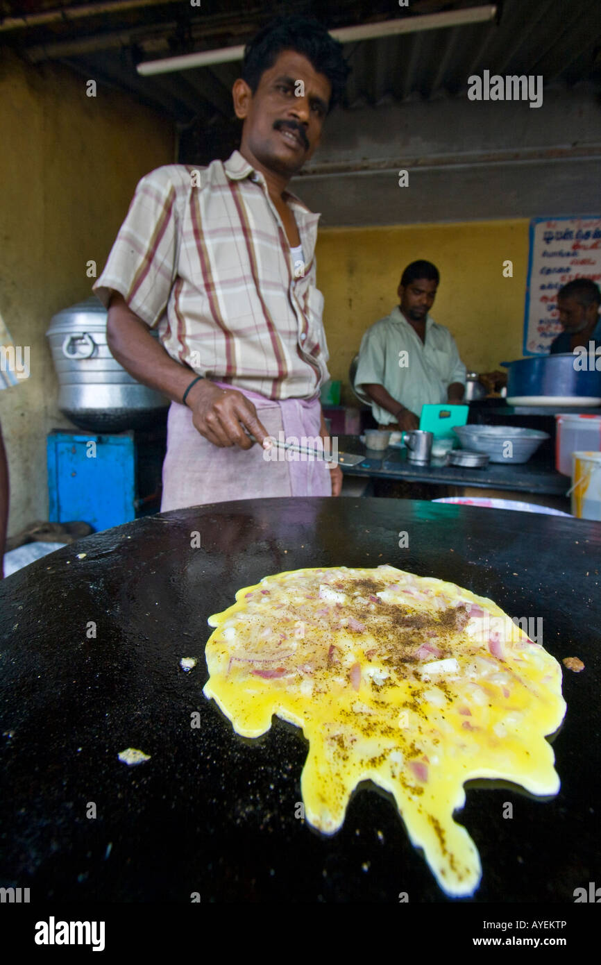Street Food Vendor poêle une omelette dans Mamallapuram Inde du Sud Banque D'Images