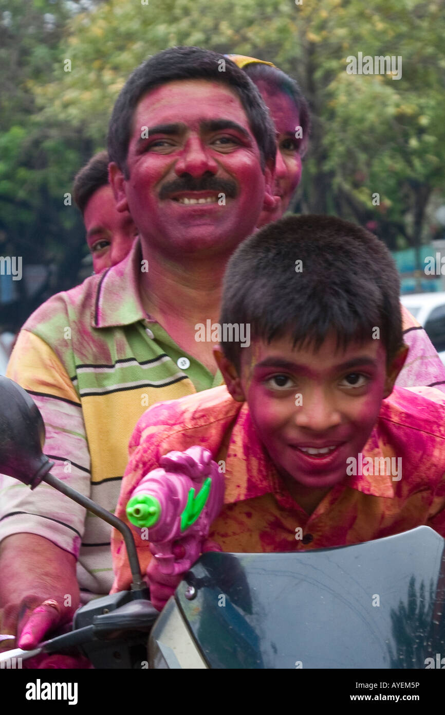 Famille indienne sur une moto pour célébrer le Festival de Holi à Chennai Inde du Sud Banque D'Images