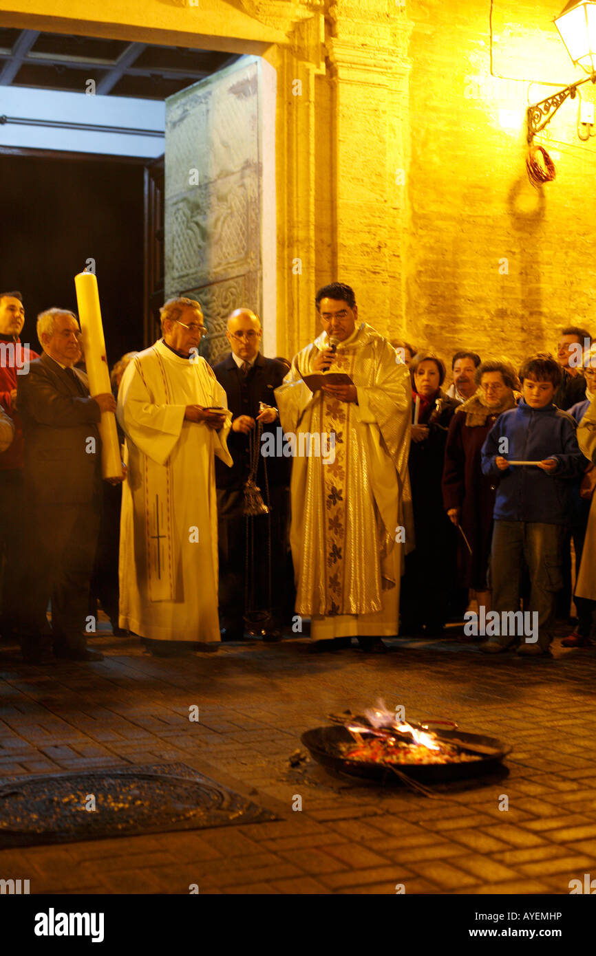 Masse du soir avant le dimanche des Rameaux à l'extérieur de Santa Maria del Mar, Valencia, Espagne Banque D'Images