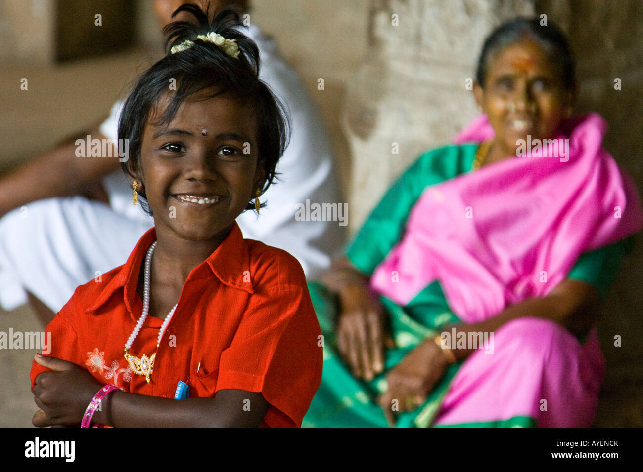 Young Girl Smiling Inside Sri Meenakshi Temple Hindou à Madurai Inde du Sud Banque D'Images