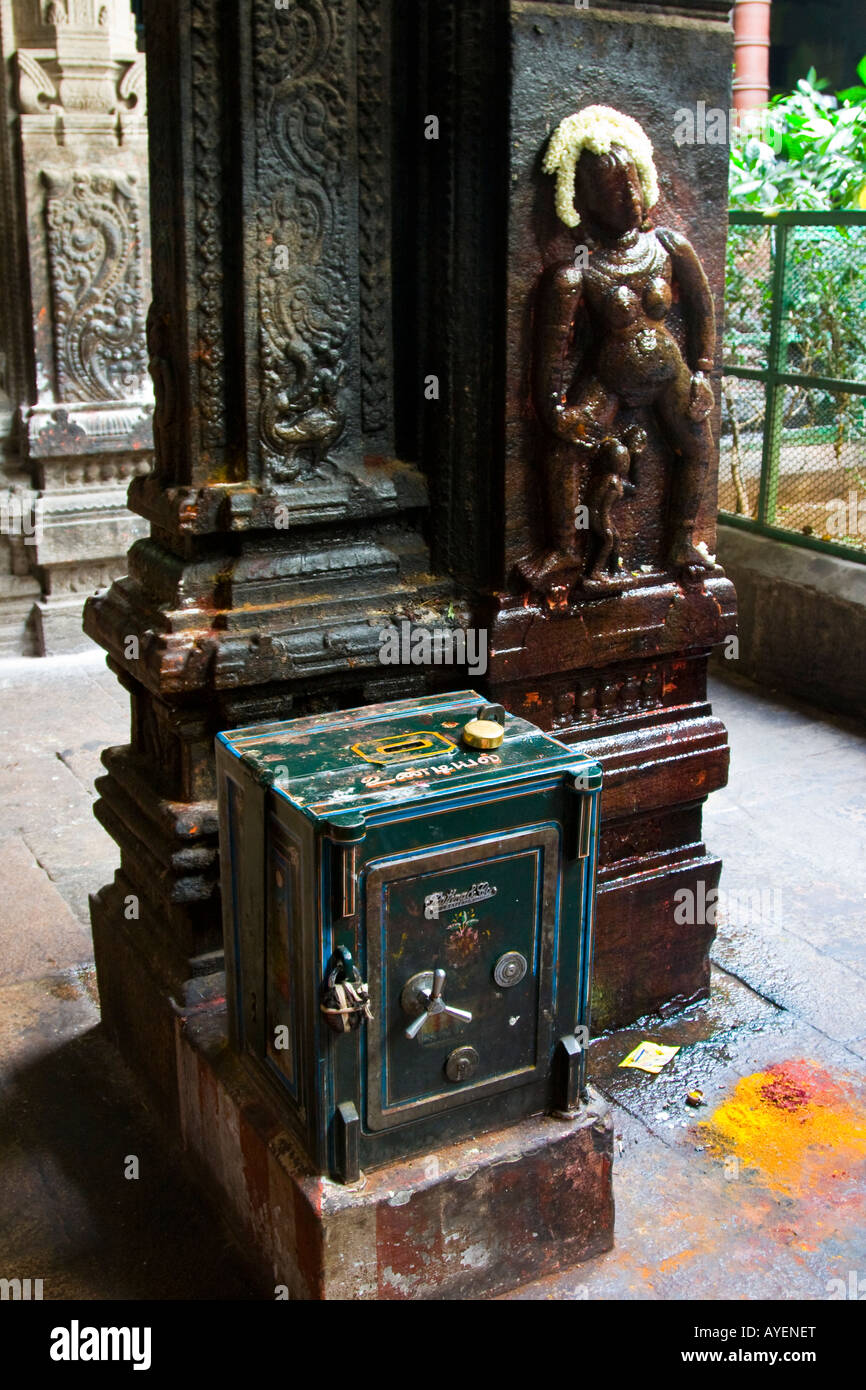 Lieu de culte à la fertilité des femmes à l'intérieur de temple hindou Sri Meenakshi à Madurai Inde du Sud Banque D'Images