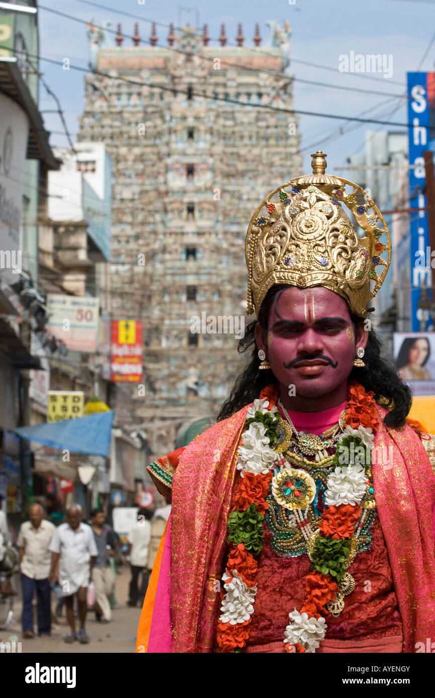 L'homme en costume hindou en face de Sree Meenakshi Temple Hindou à Madurai Inde du Sud Banque D'Images