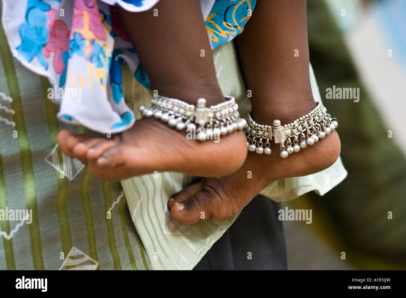 Petite fille portant des bracelets de cheville en argent Sree Meenakshi Temple Hindou à Madurai Inde du Sud Banque D'Images
