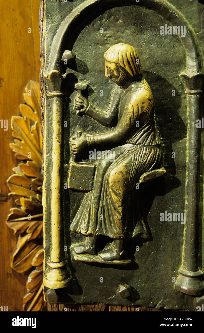 Détail de portes de bronze basilique San Zeno Maggiore Verona les panneaux de portes décrivent des scènes de l'ancien et le Nouveau Testament et les miracles de San Zeno Banque D'Images