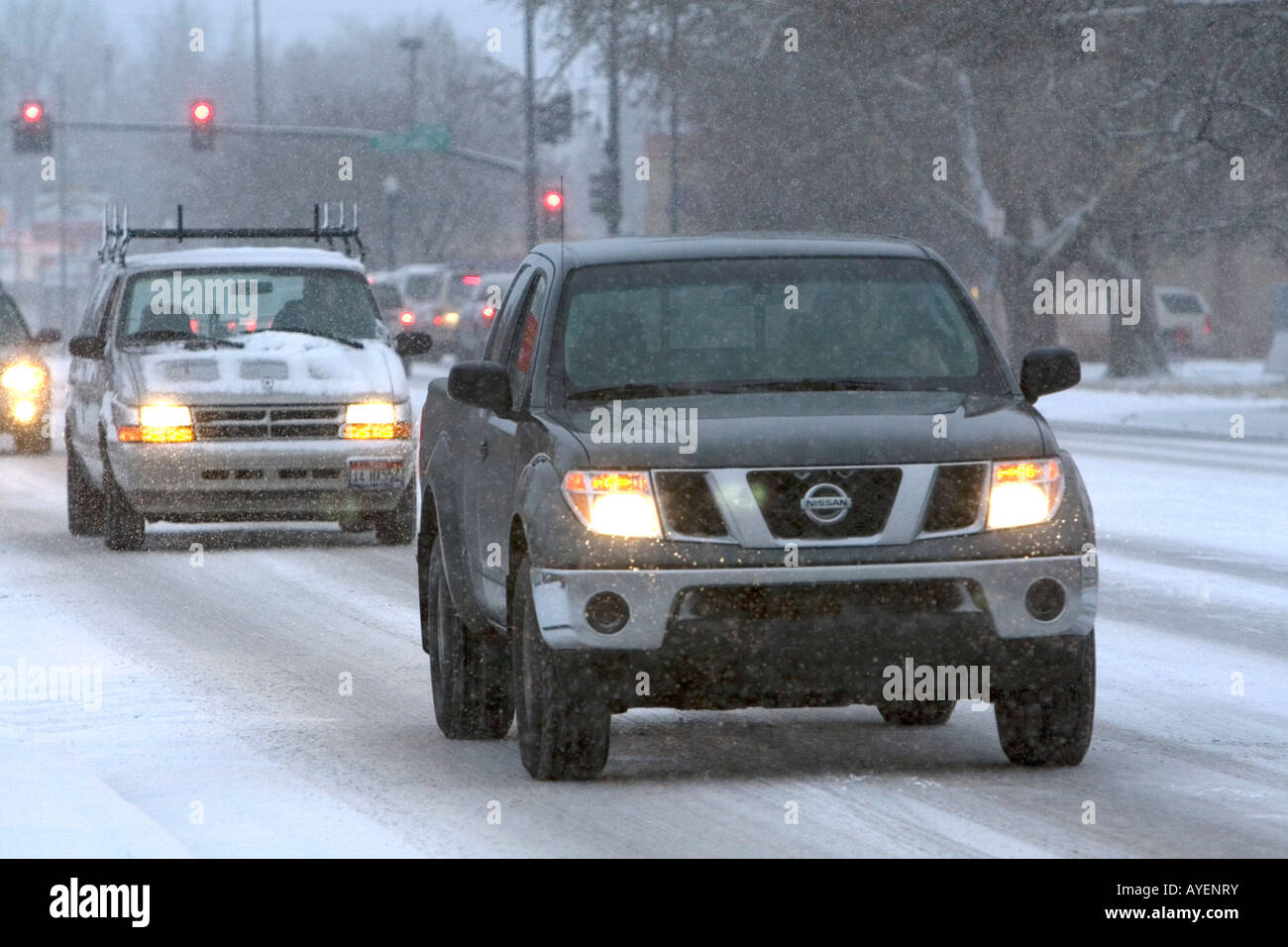 La conduite automobile sur les routes couvertes de neige à Boise, Idaho Banque D'Images