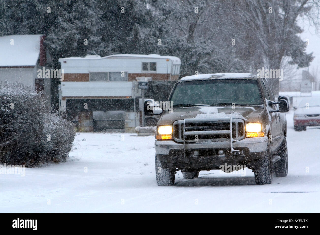 Quatre roues motrices la conduite de camions sur les routes couvertes de neige à Boise, Idaho Banque D'Images