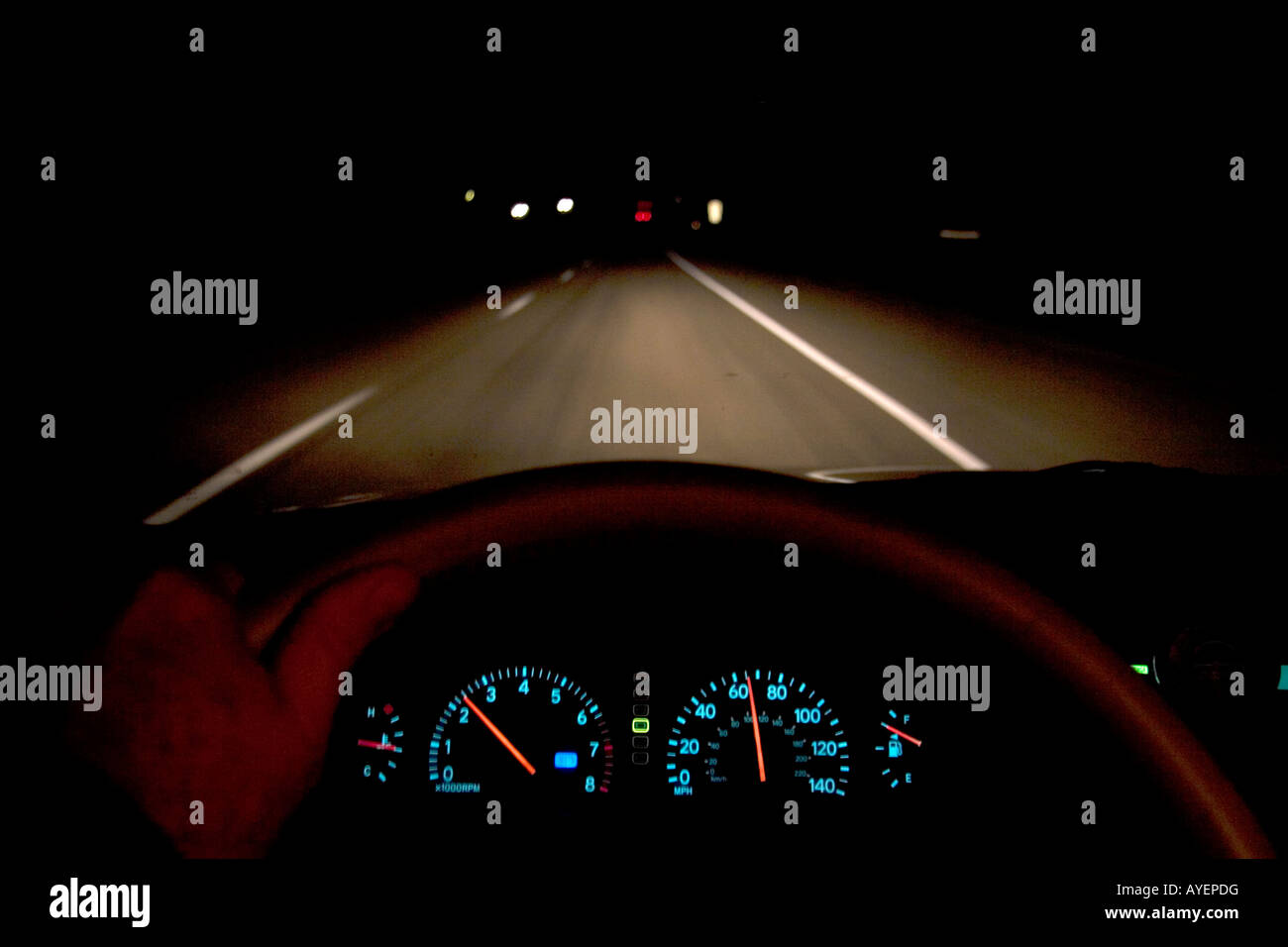 Feux de tableau de bord pendant la conduite de nuit Banque D'Images