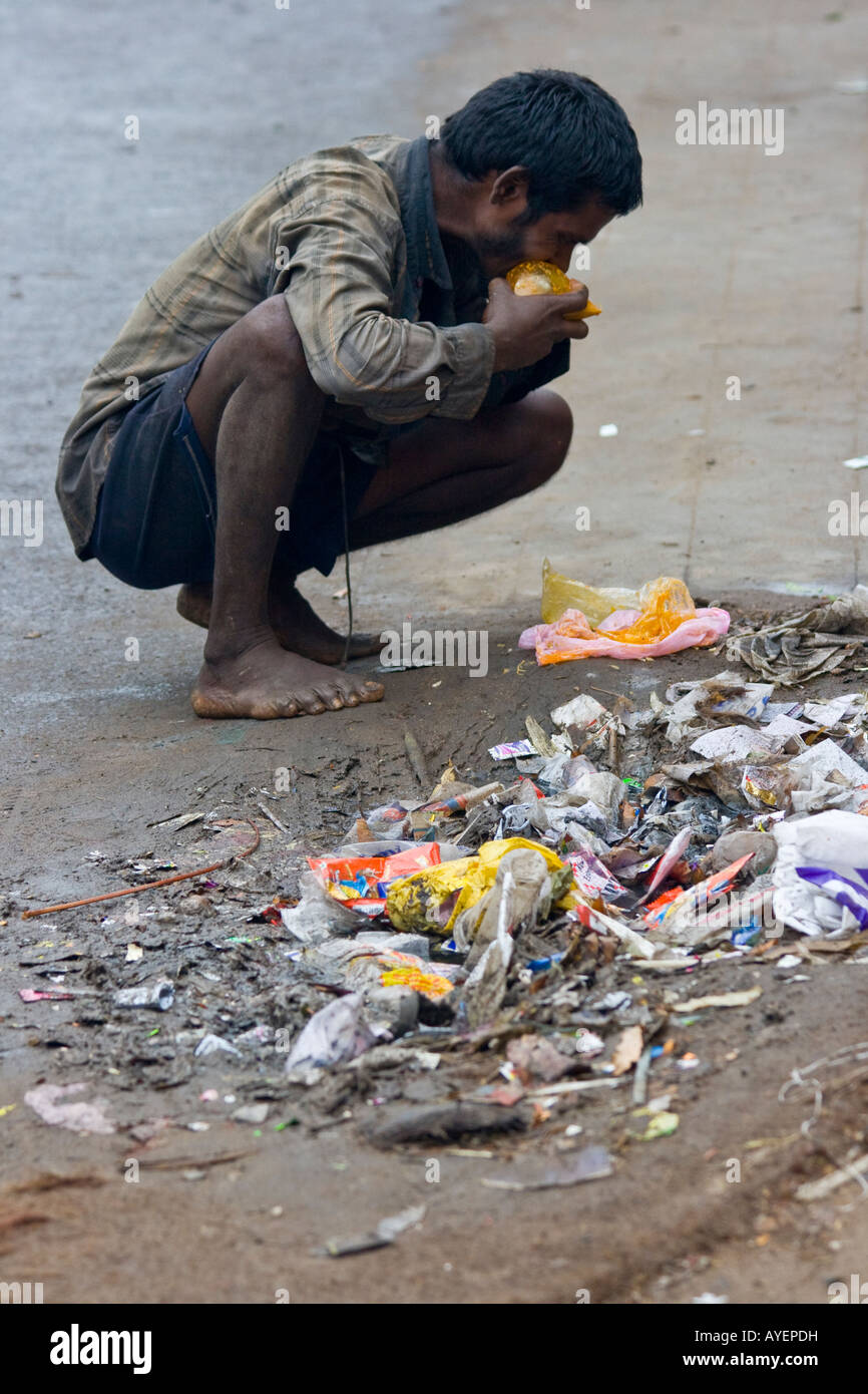 Homeless Man Eating indien dans les rues en Inde du Sud ou Trichy Tiruchirappalli Banque D'Images