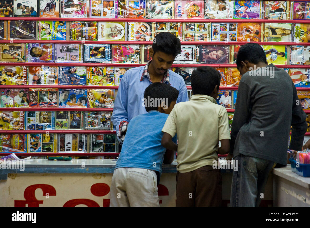 Les garçons Shopping pour les films DVD et de la musique dans un magasin à Mumbai Inde du Sud Banque D'Images