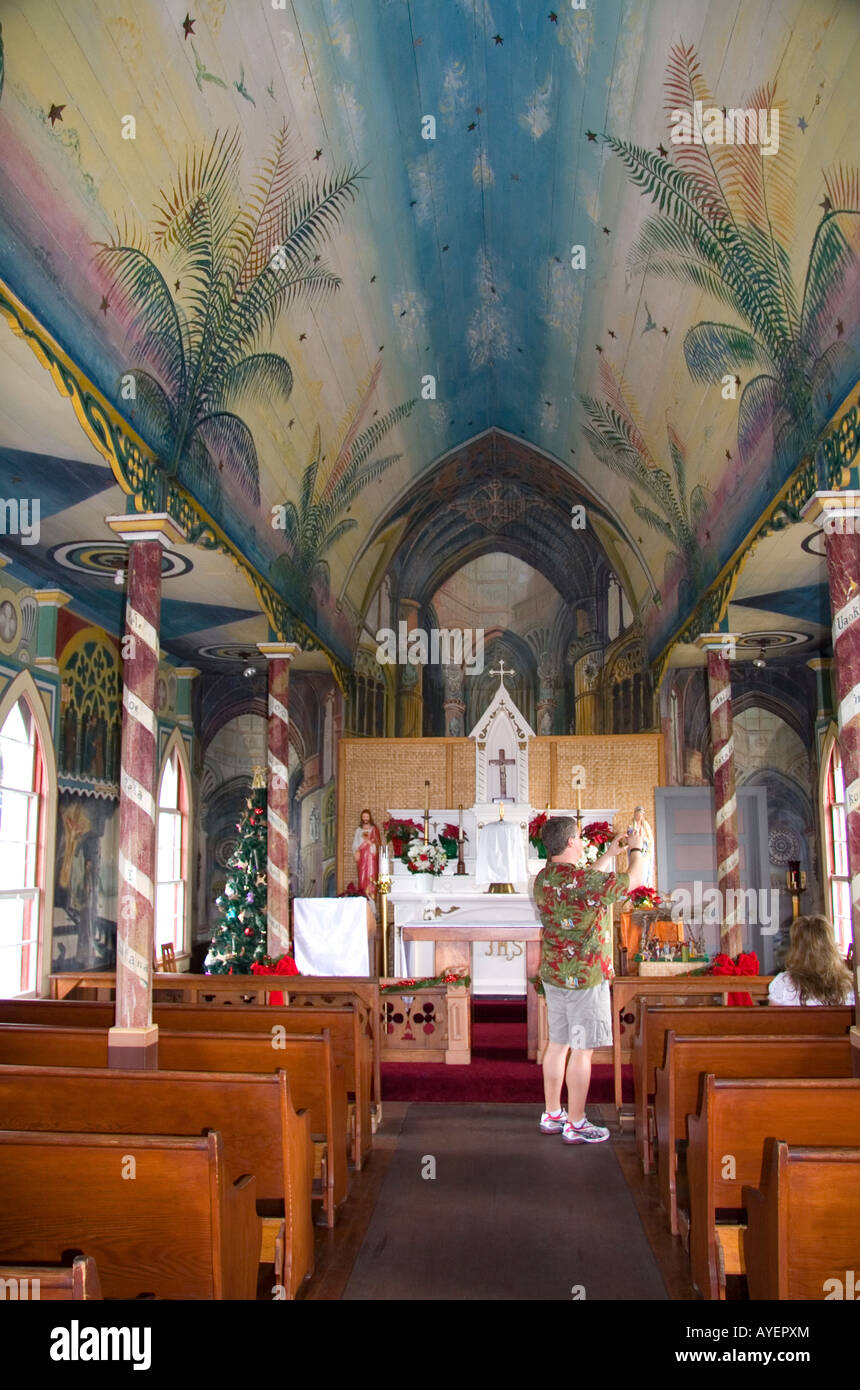 L'intérieur peint de Saint Benoît l'Église catholique située à Captin Cook sur la grande île d'Hawaï Banque D'Images