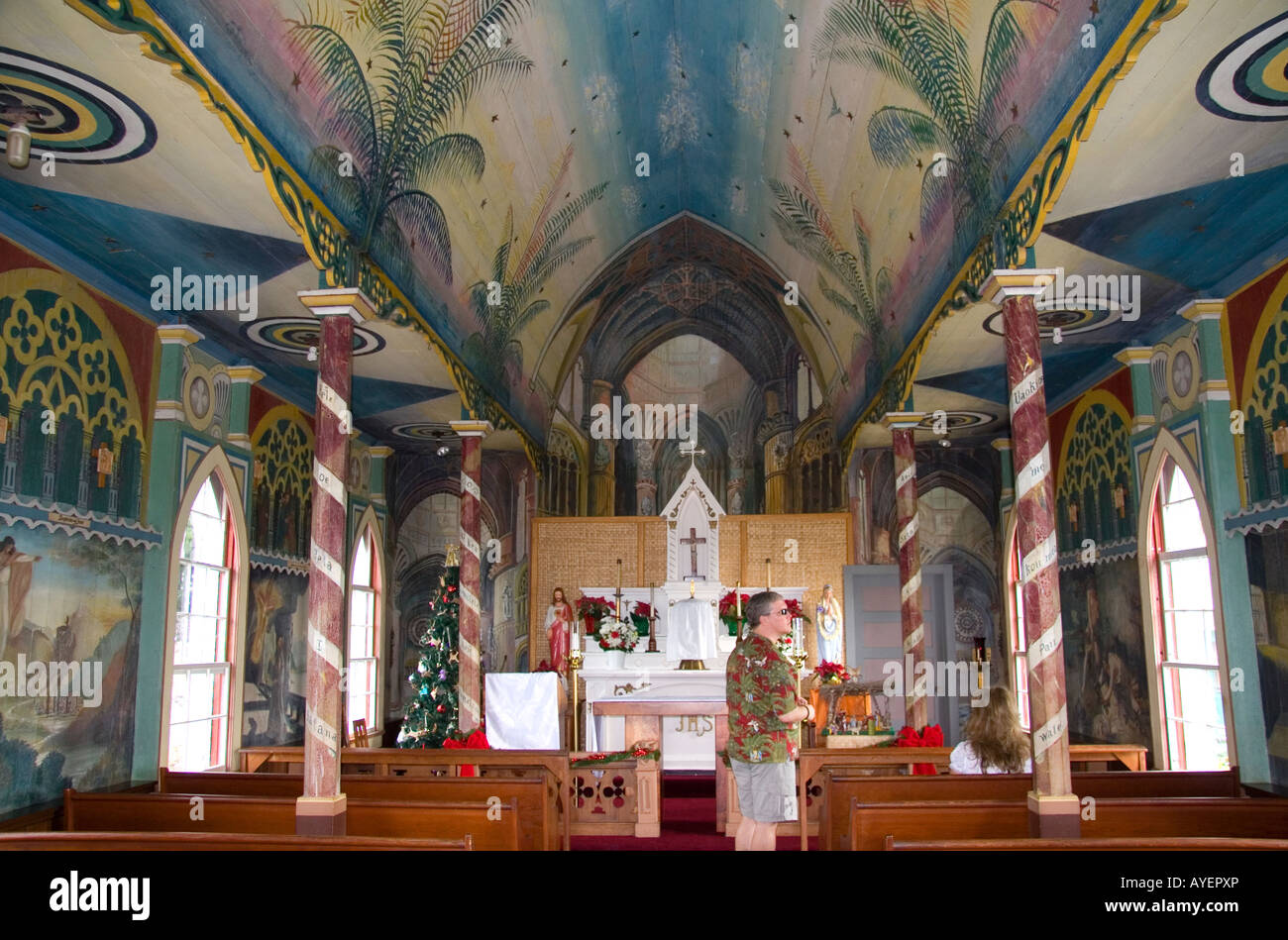 L'intérieur peint de Saint Benoît l'Église catholique située à Captin Cook sur la grande île d'Hawaï Banque D'Images