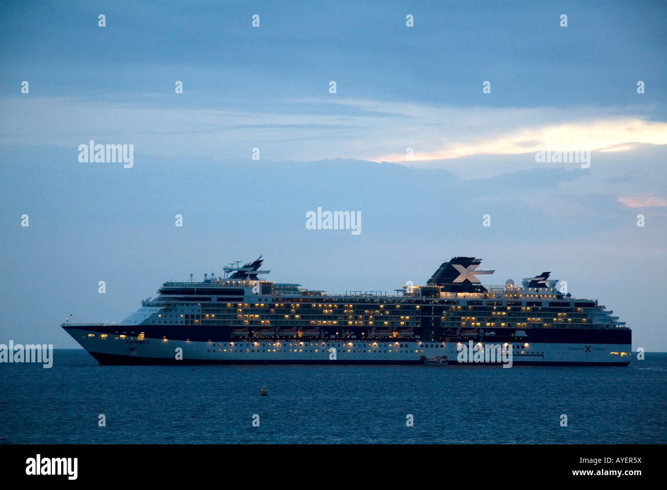 Sommet de Celebrity Cruises bateau de croisière au crépuscule sur l'océan Pacifique au large de la côte de la Grande Île d'Hawaï Banque D'Images