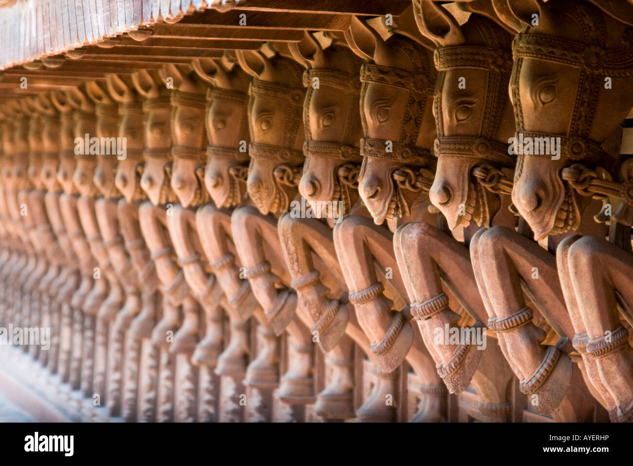 Chevaux en bois sculpté à l'extérieur de la doublure d'Puthe Maliga Palace Museum à Trivandrum Inde du Sud Banque D'Images