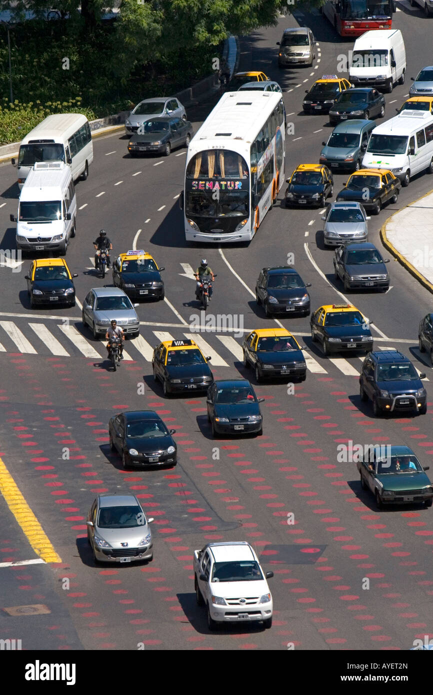 Le trafic sur l'avenue 9 de Julio à Buenos Aires, Argentine Banque D'Images
