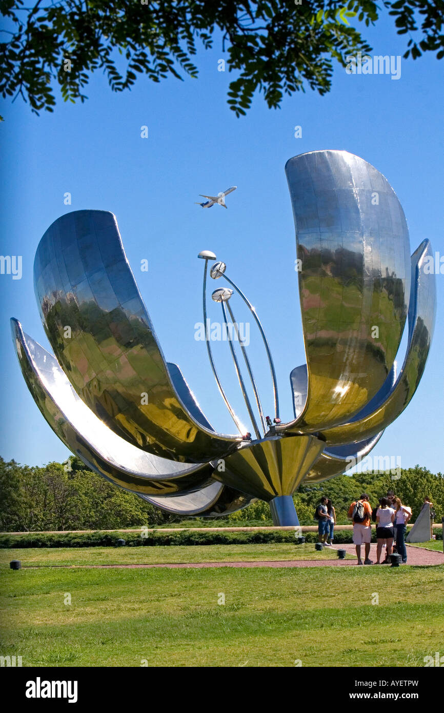 Floralis Generica sculpture dans le Parc des Nations Unies à Buenos Aires, Argentine Banque D'Images