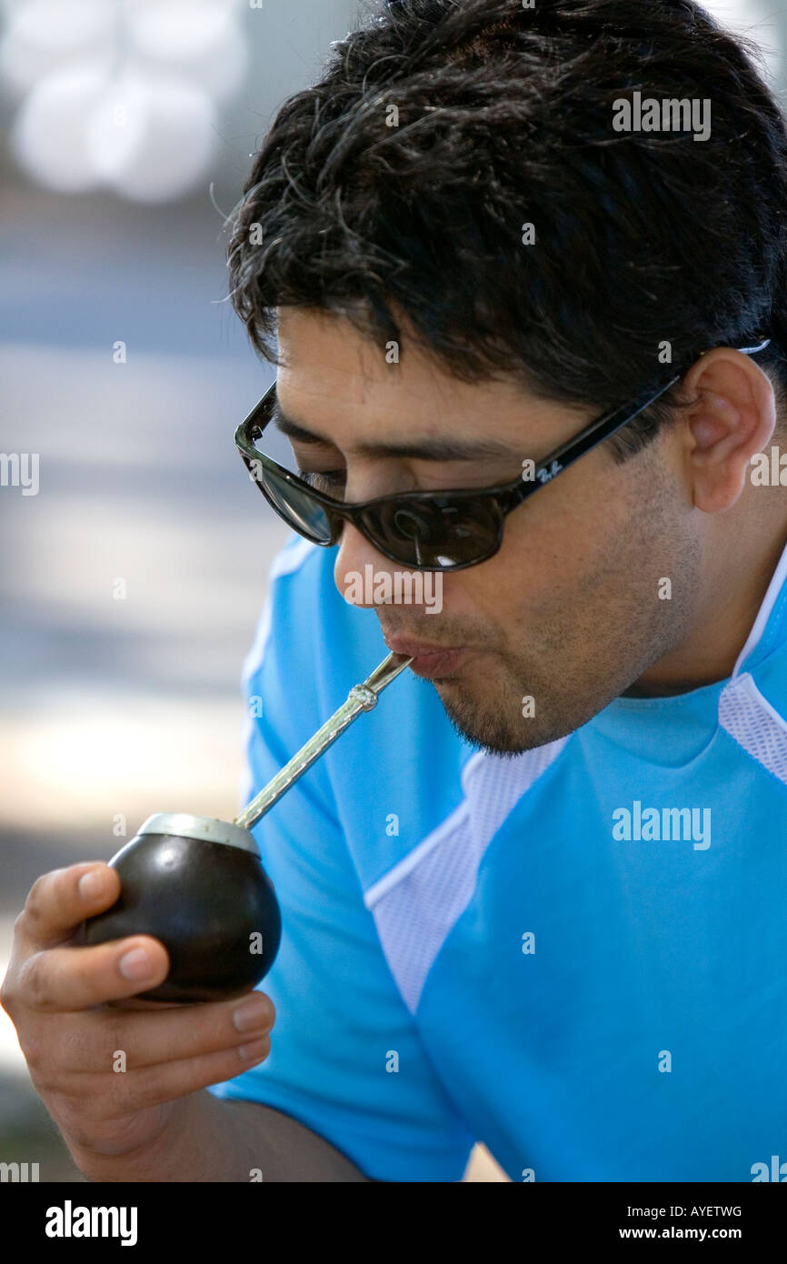 L'homme d'Argentine mate potable à partir d'une calebasse calebasse à Buenos Aires Argentine Banque D'Images