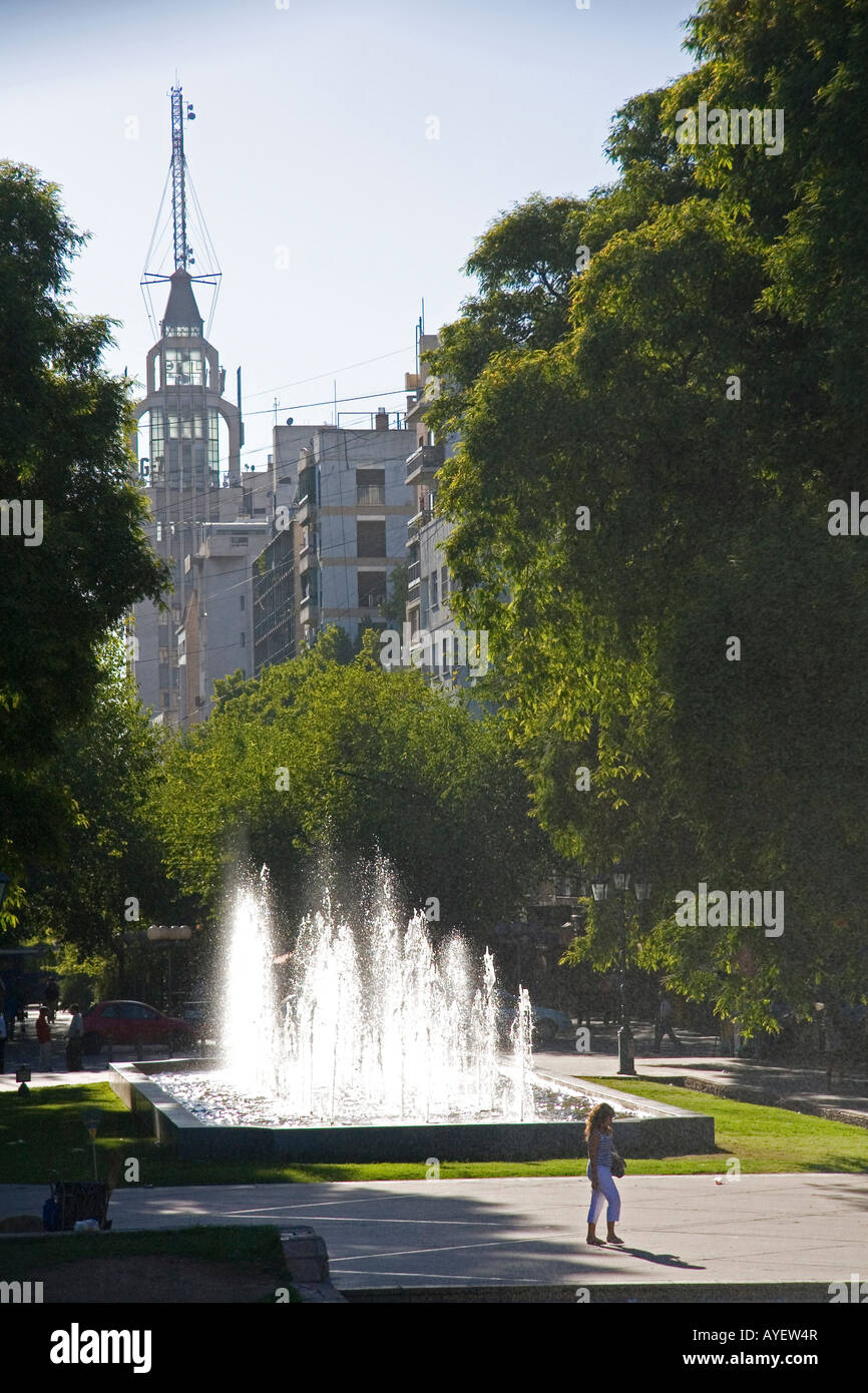 Fontaine à eau situé sur la Plaza Independencia en Mendoza Argentine Banque D'Images