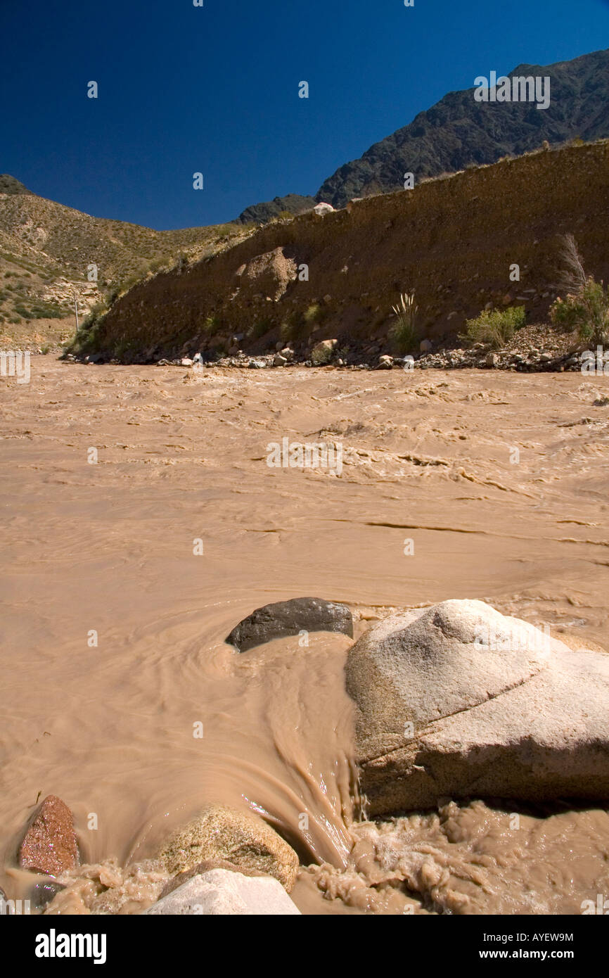 Rivière Mendoza dans la cordillère des Andes Argentine Banque D'Images