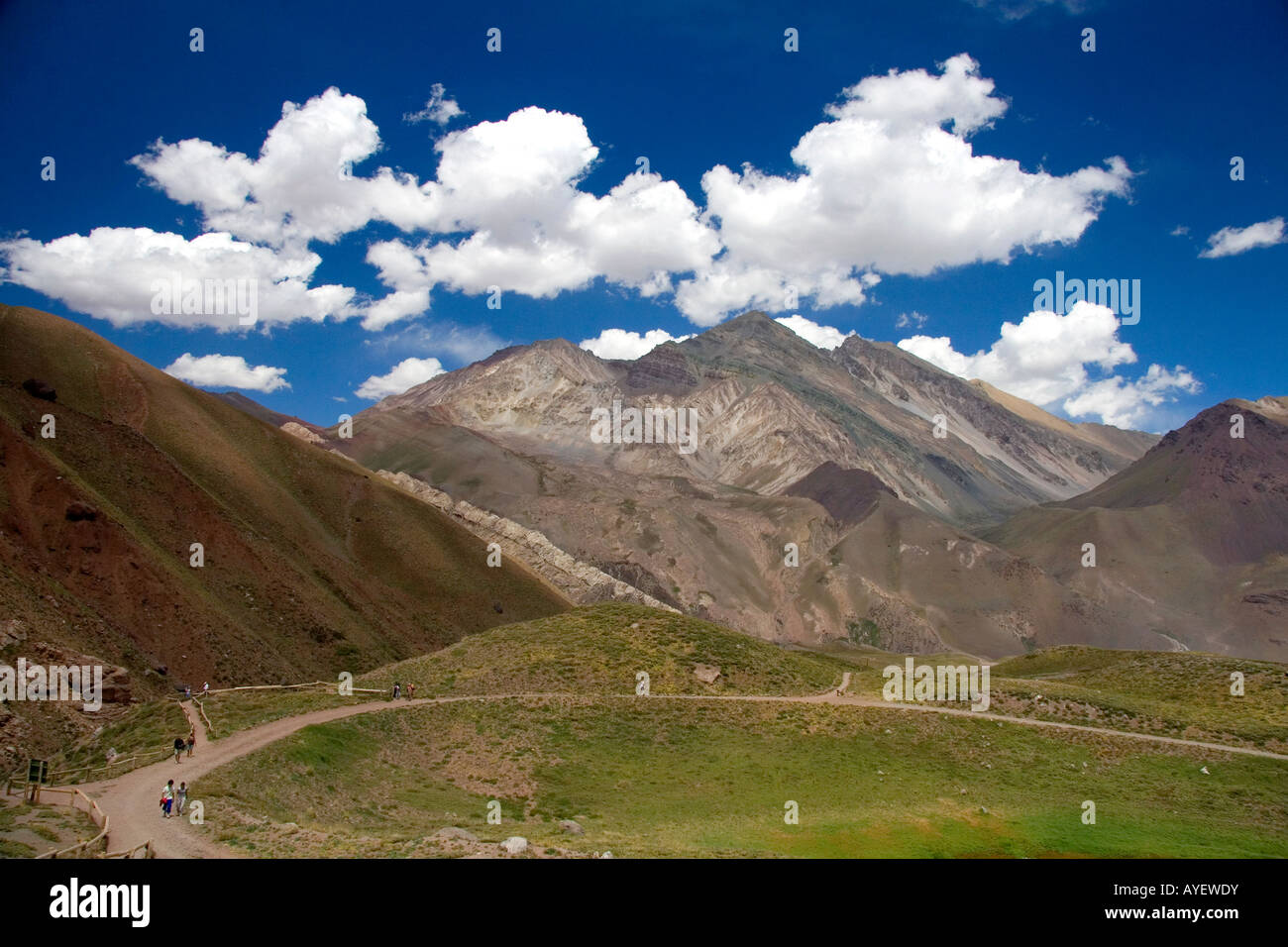 Les gens à pied sur un sentier dans la cordillère des Andes Argentine Banque D'Images