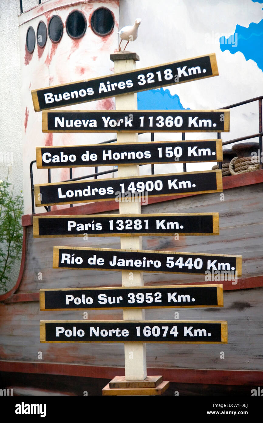 Panneau indiquant les distances en kilomètres d'Ushuaia, sur l'île de la Terre de Feu argentine Banque D'Images