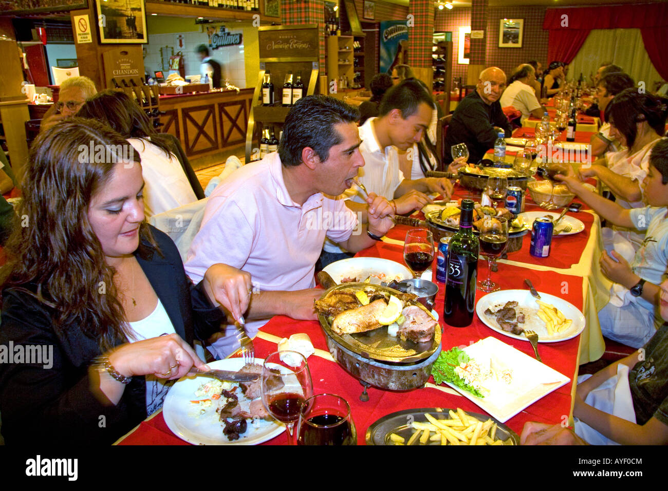 Personnes dîner dans un restaurant à Ushuaia sur l'île de la Terre de Feu argentine Banque D'Images