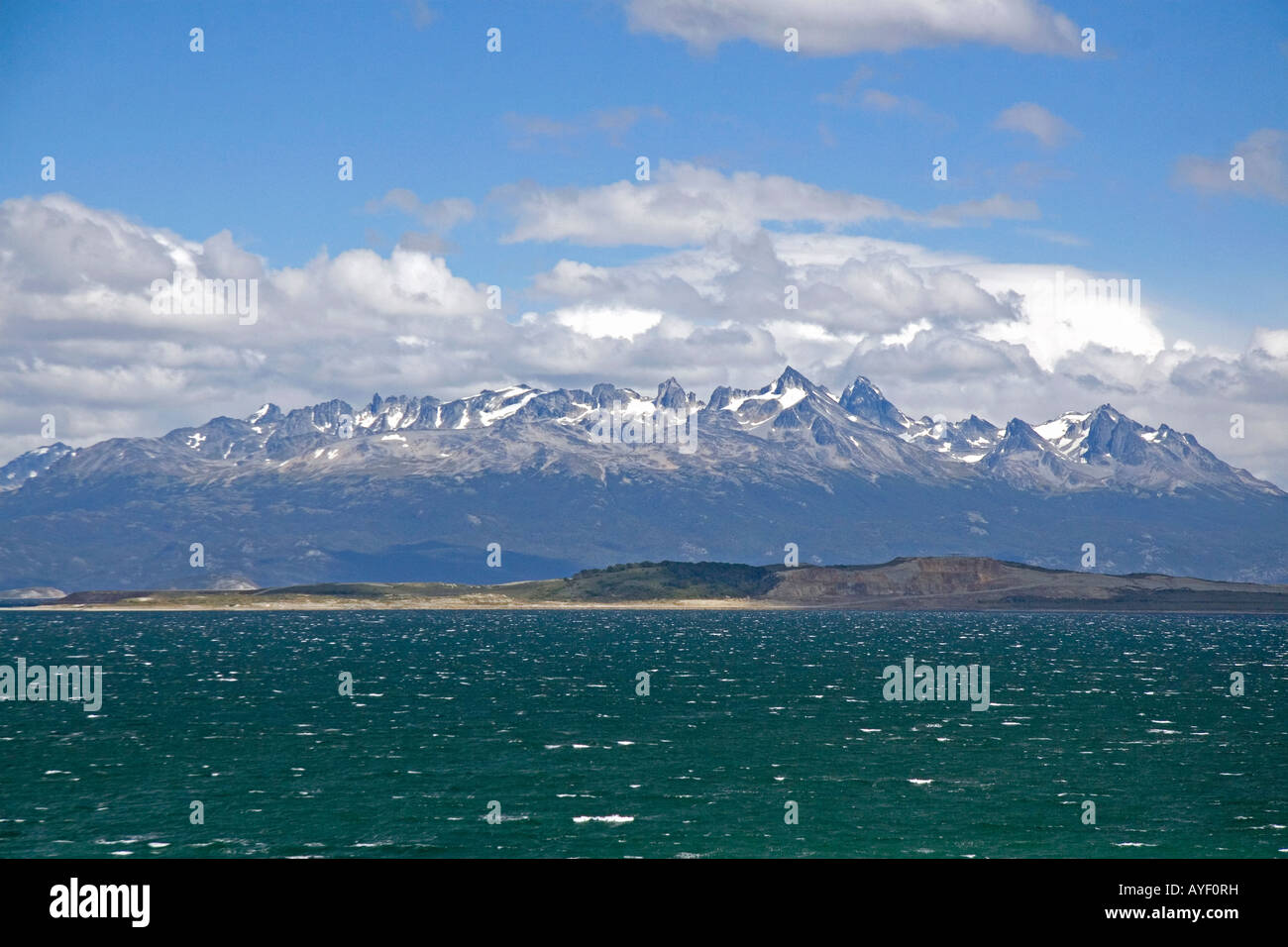 Vue sur des sommets enneigés de l'Dientes de Navarino au Chili de Ushuaia Argentine Banque D'Images