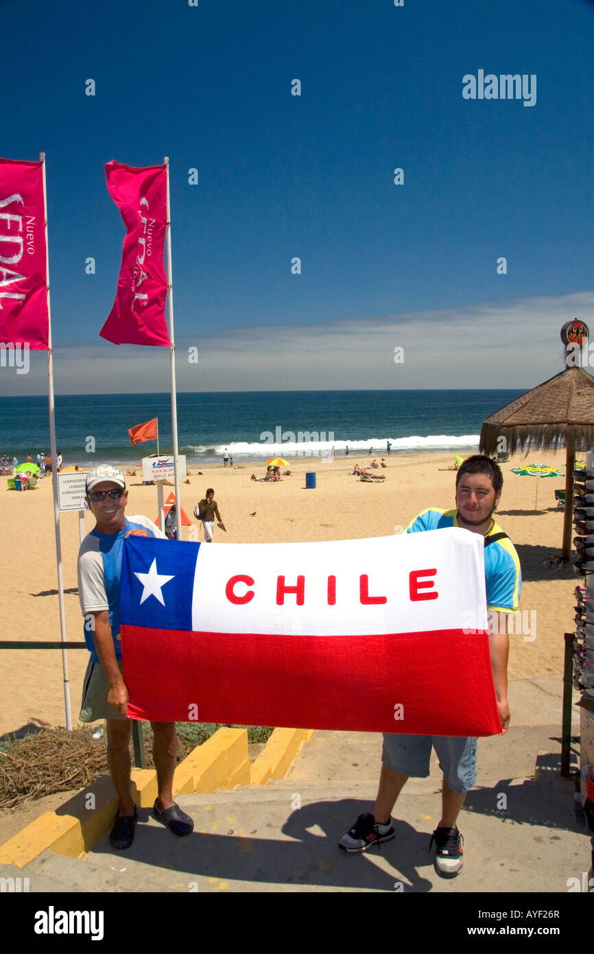 Drapeau du Chili de souvenirs vendus sur la plage à Renaca sur l'océan Pacifique au Chili Banque D'Images