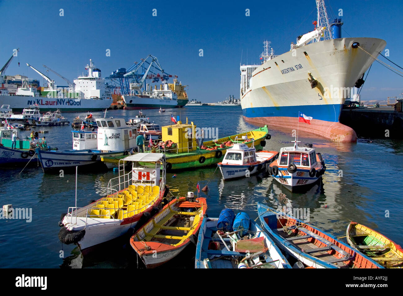 Les porte-conteneurs et les petits bateaux dans le Port de Valparaiso au Chili Banque D'Images