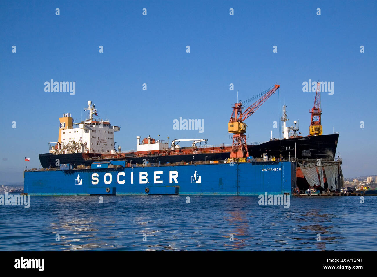 Cale sèche flottante avec porte-conteneurs dans le Port de Valparaiso au Chili Banque D'Images