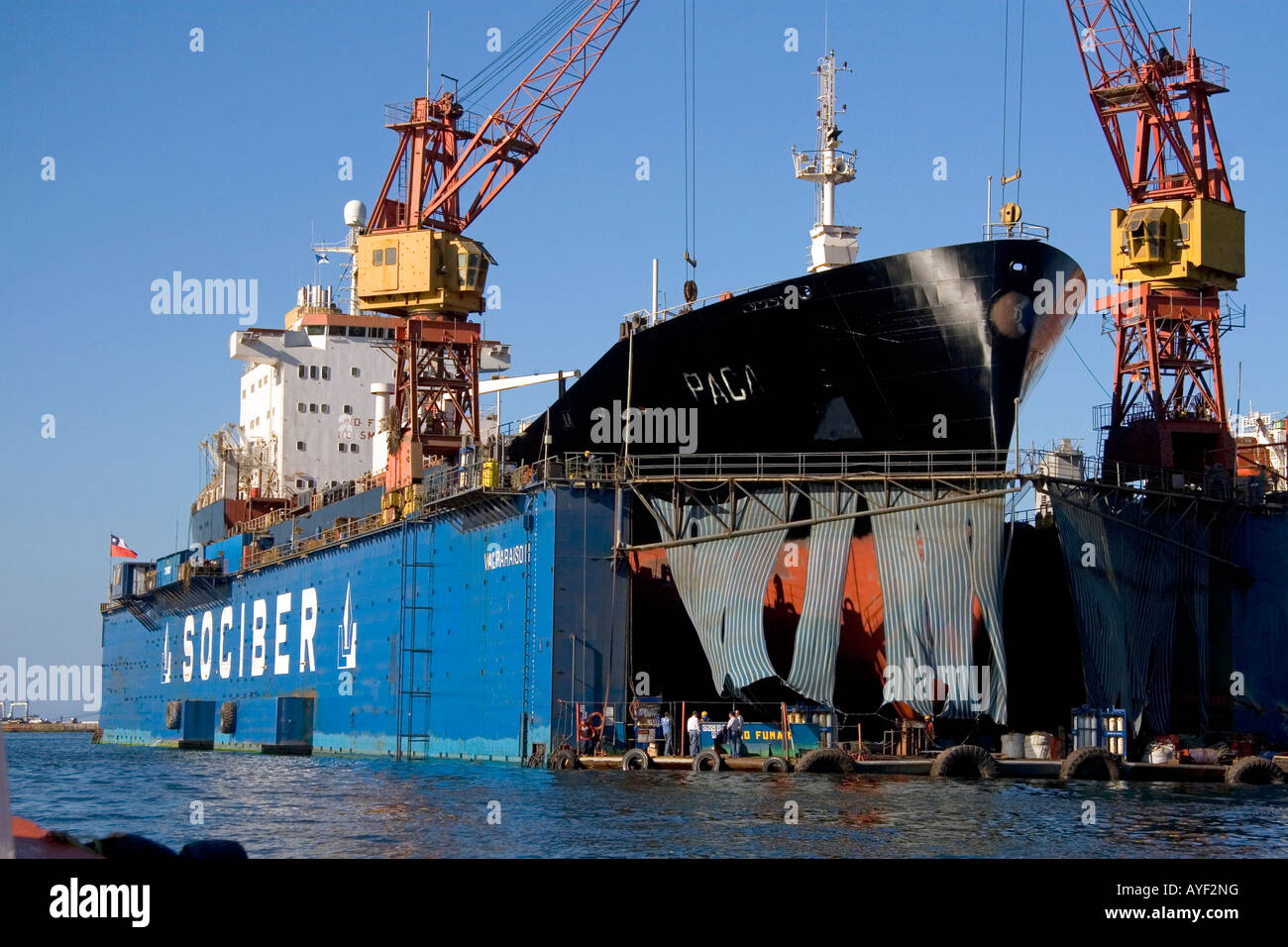 Cale sèche flottante avec porte-conteneurs dans le Port de Valparaiso au Chili Banque D'Images