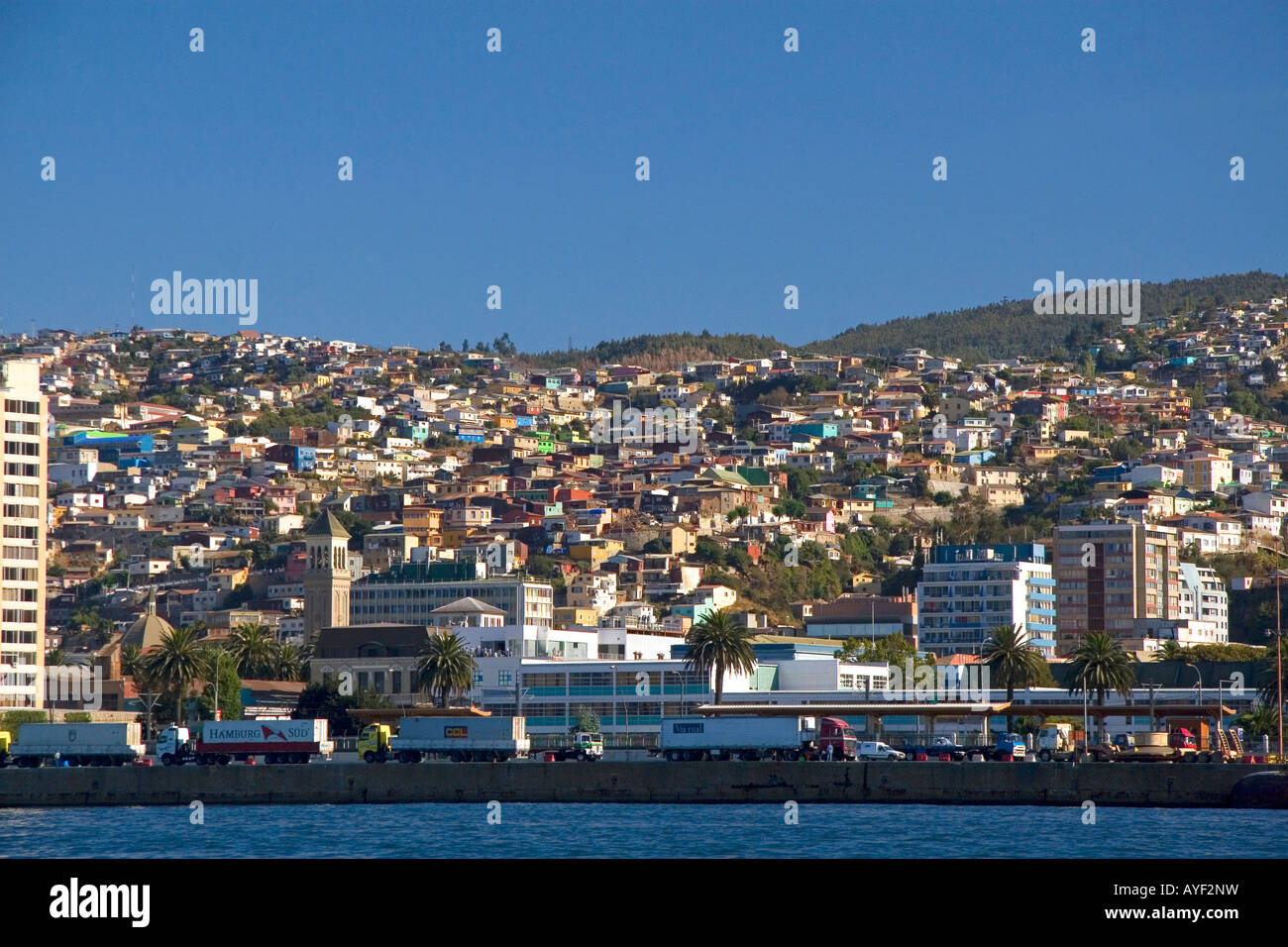 Vue sur le port de Valparaiso au Chili Banque D'Images