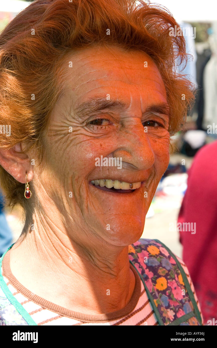 Portrait d'une femme âgée dans un marché de produits de plein air à Valparaiso Chili Banque D'Images