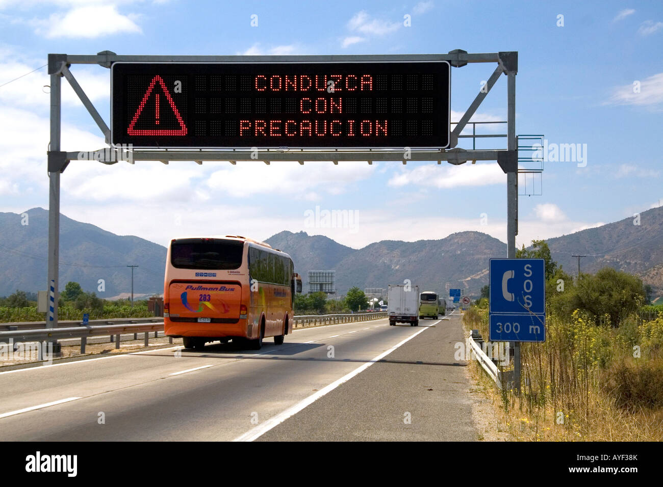 Langue Espagnol road sign lit dur avec précaution près de Santiago du Chili Banque D'Images