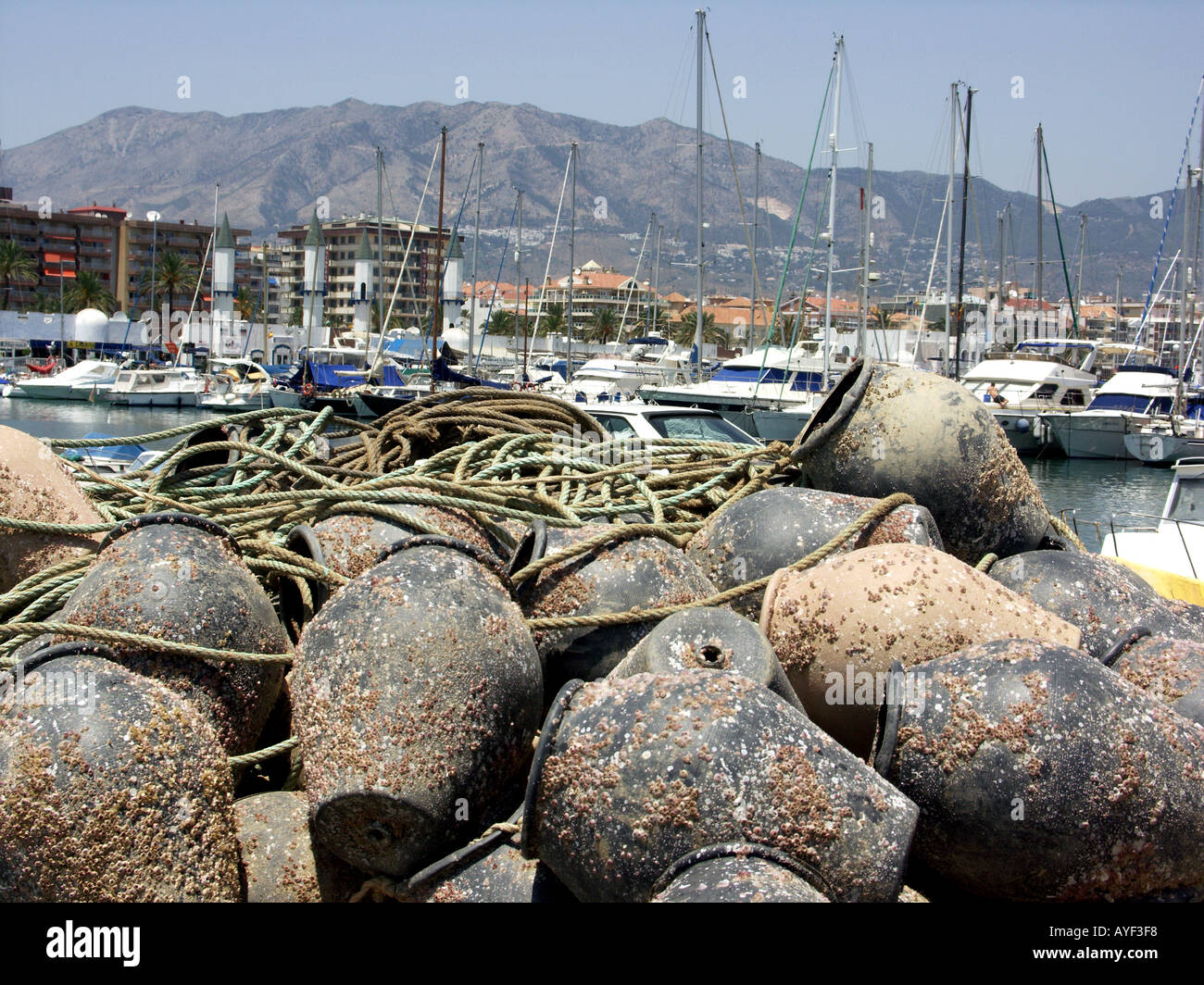 Pile de la pêche espagnole des pots, Fuengirola, Costa del Sol, Espagne, Banque D'Images