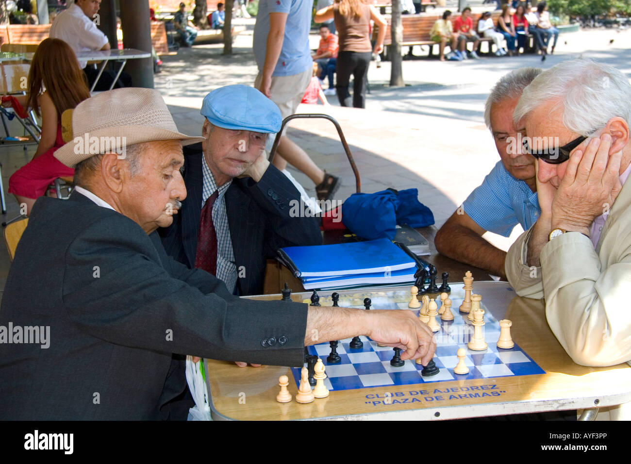 Les hommes du Chili jouer aux échecs dans la Plaza de Armas à Santiago du Chili Banque D'Images