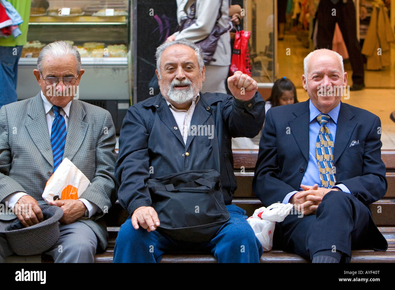 Personnes âgées Hommes chiliens s'asseoir sur un banc de concert à Santiago au Chili Banque D'Images