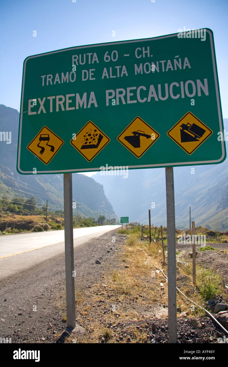 Langue Espagnol road sign warning de conditions routières dangereuses au pied de la Cordillère des Andes au Chili Banque D'Images