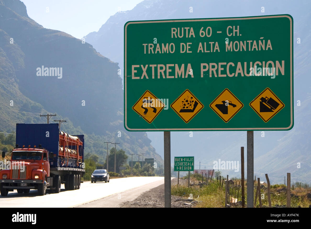 Langue Espagnol road sign warning de conditions routières dangereuses au pied de la Cordillère des Andes au Chili Banque D'Images