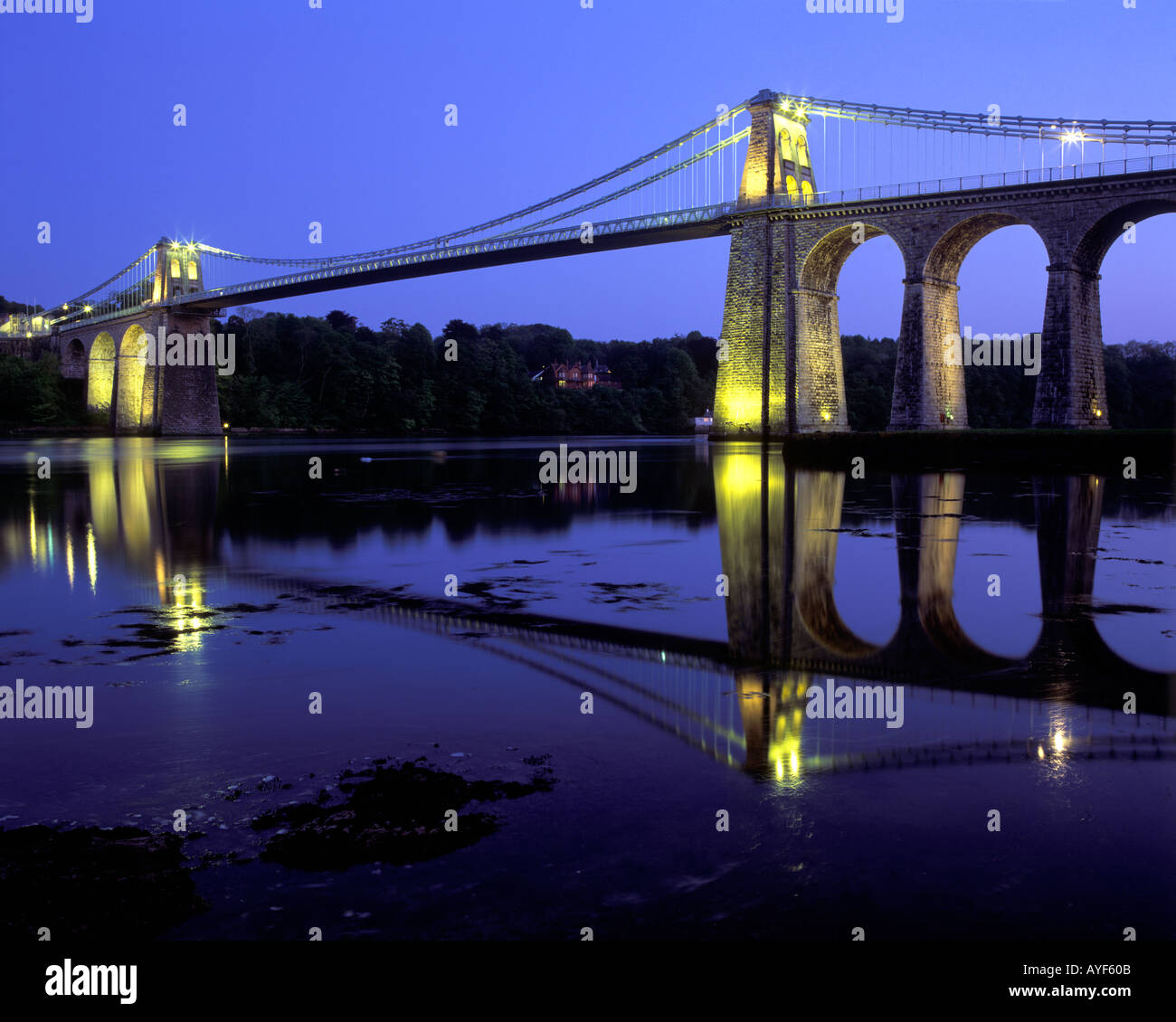 Pont suspendu du détroit de Menai, Anglesey, pays de Galles du Nord, Royaume-Uni Banque D'Images